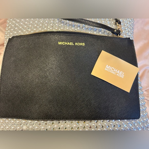 BRAND NEW  MICHAEL KORS  LARGE ZIP CLUTCH MK LOGO BLACK Color WRISTLET - Picture 1 of 4